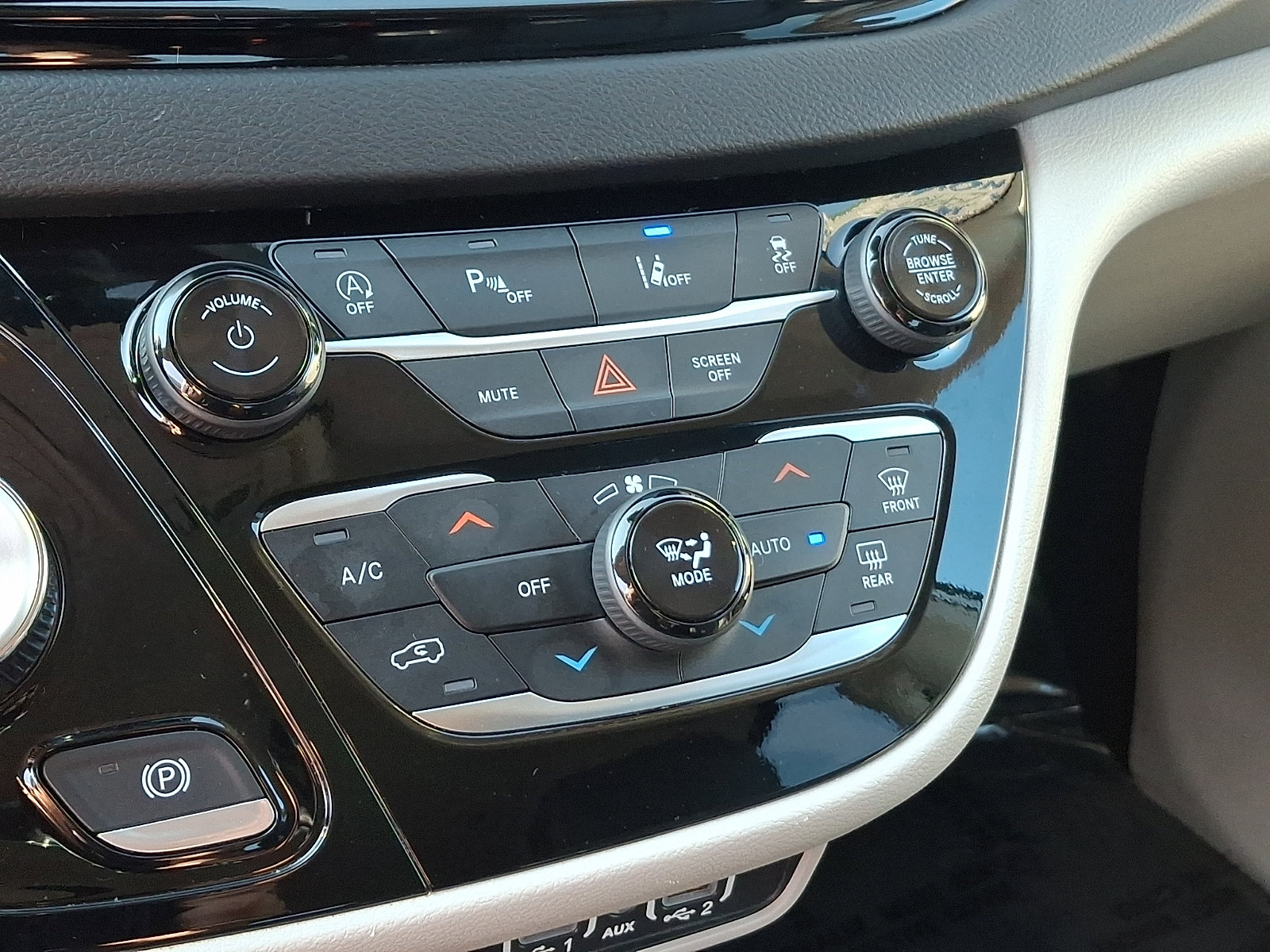 Used 2024 Chrysler Pacifica Touring-L FWD image 17