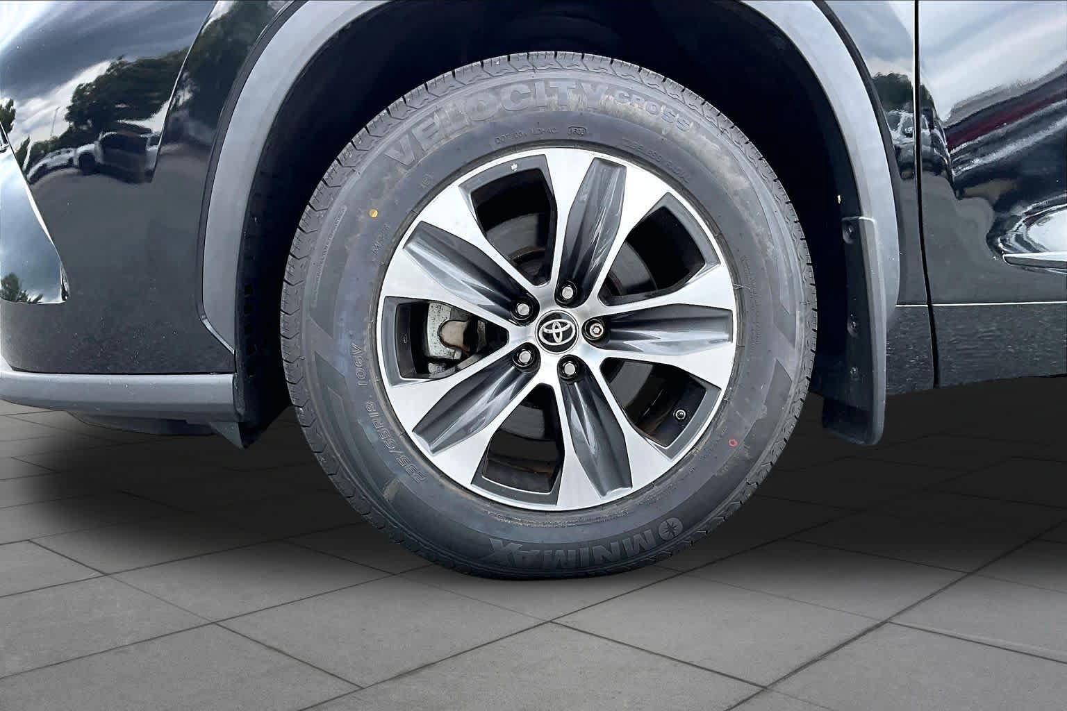 Used 2022 Toyota Highlander XLE AWD/4WD image 10