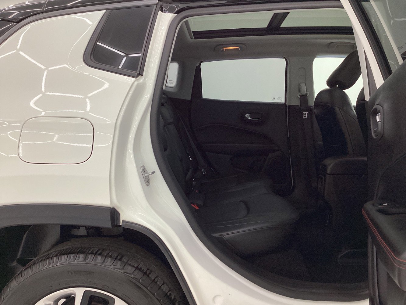 Used 2017 Jeep Compass Trailhawk w/ Leather Interior Group AWD/4WD image 21