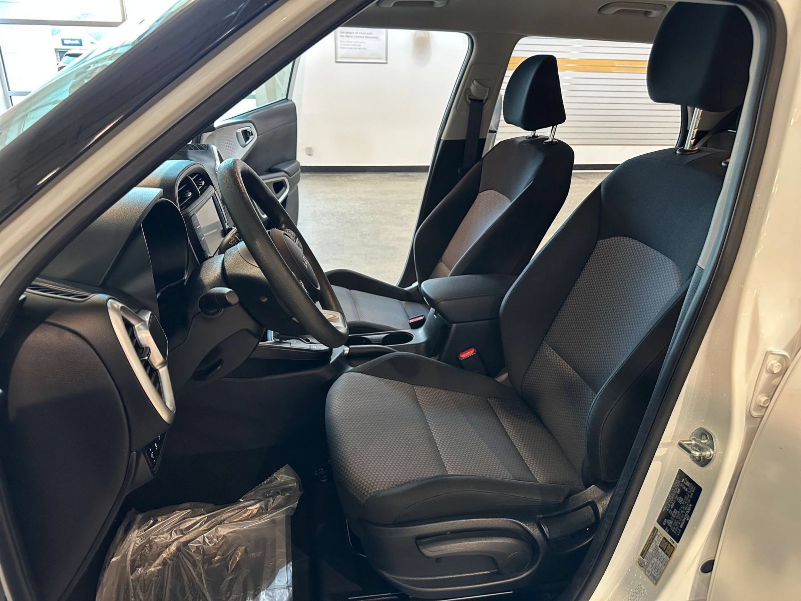 Used 2025 Kia Soul LX w/ LX Technology Package FWD image 25