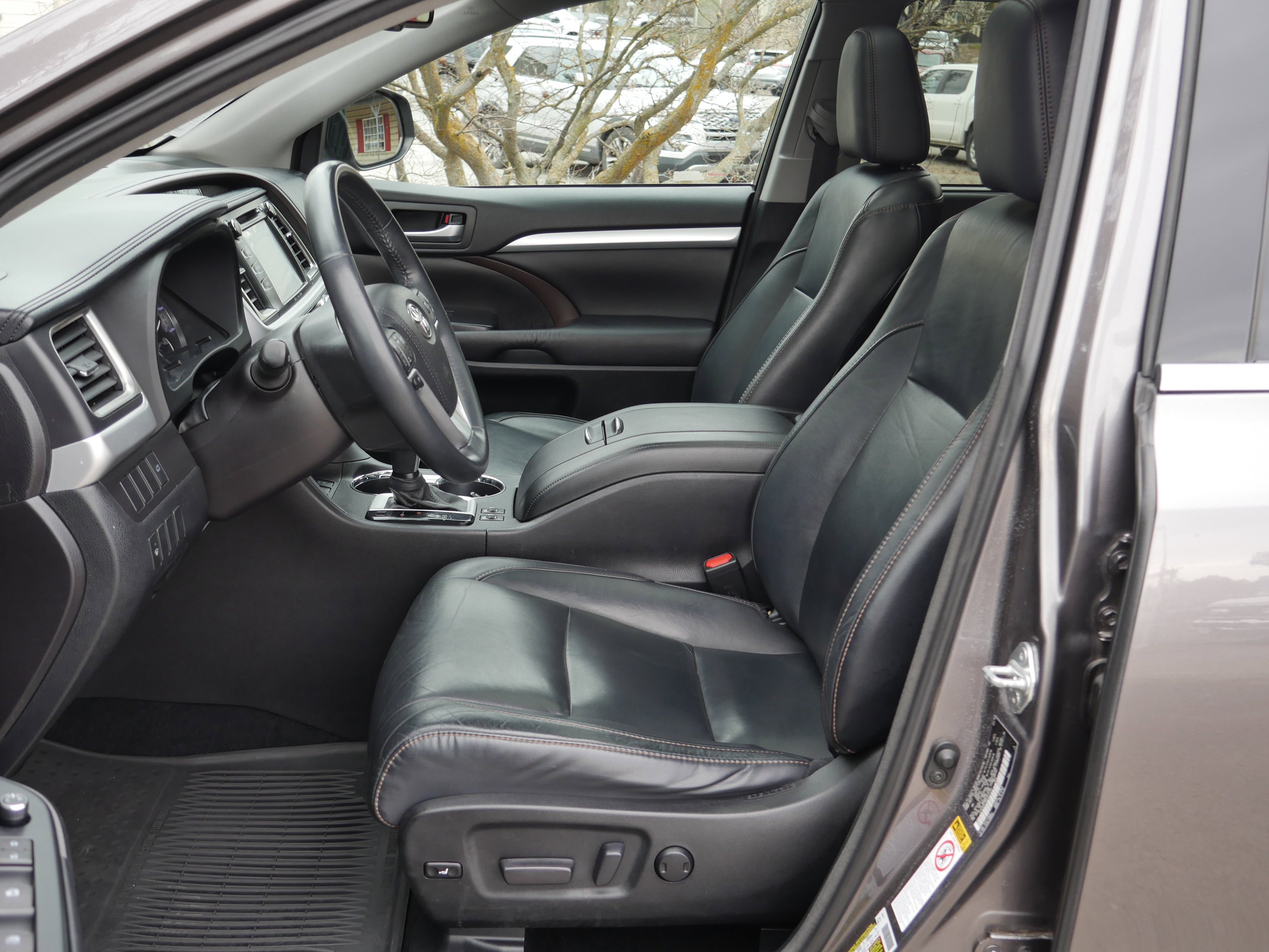 Used 2016 Toyota Highlander XLE image 3