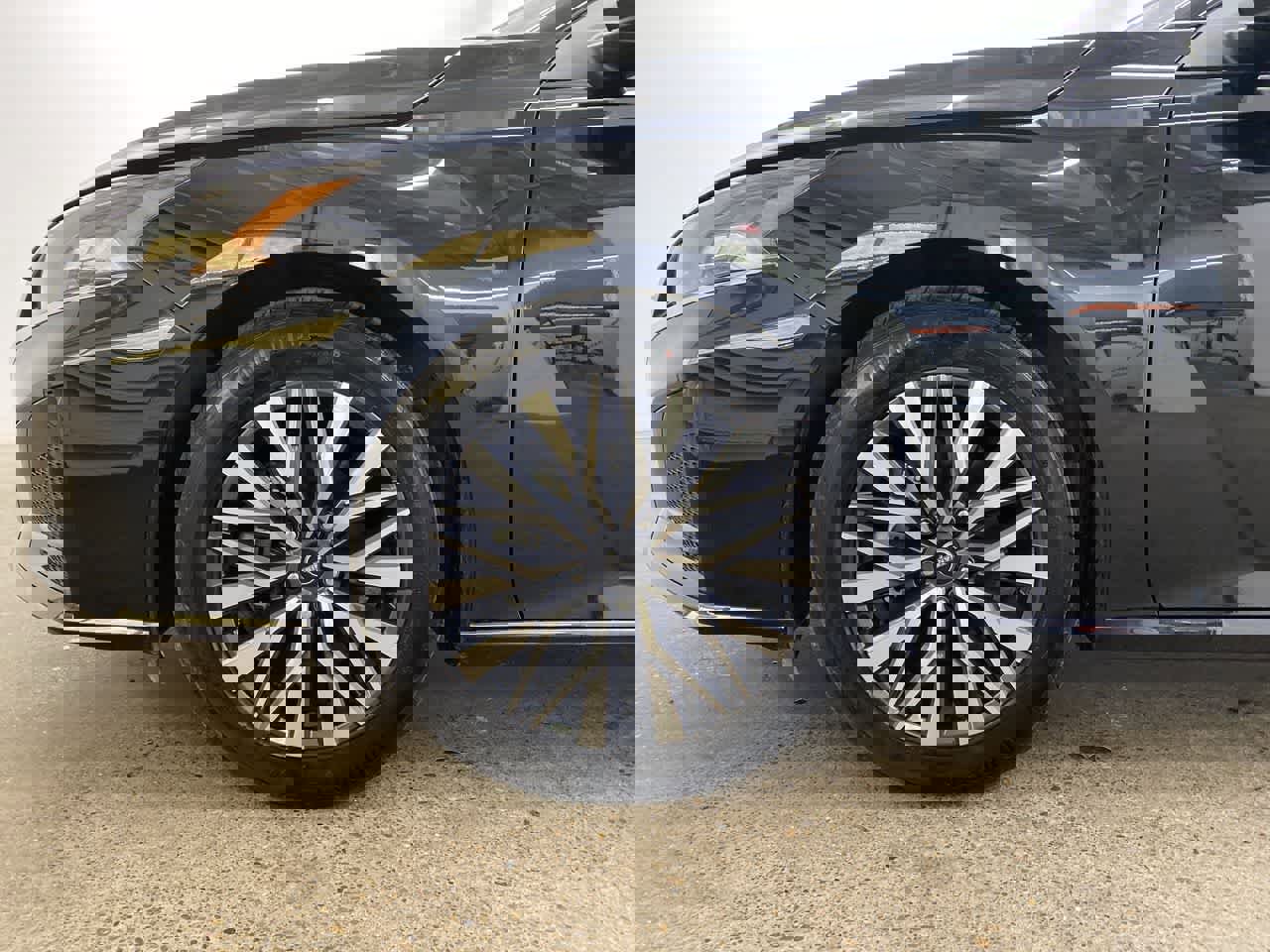 Used 2025 Nissan Altima 2.5 SV FWD image 11