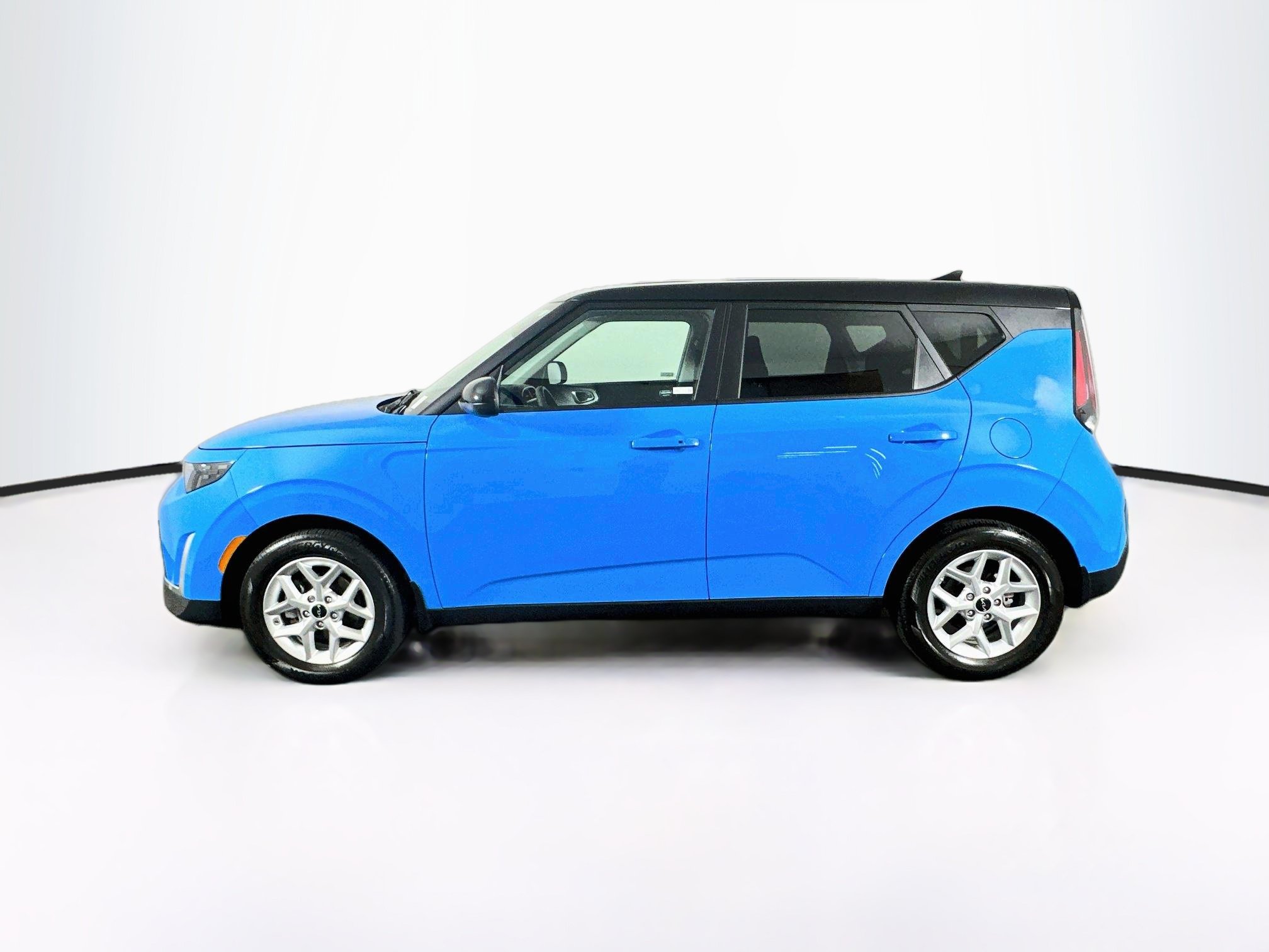 Used 2025 Kia Soul S FWD image 4