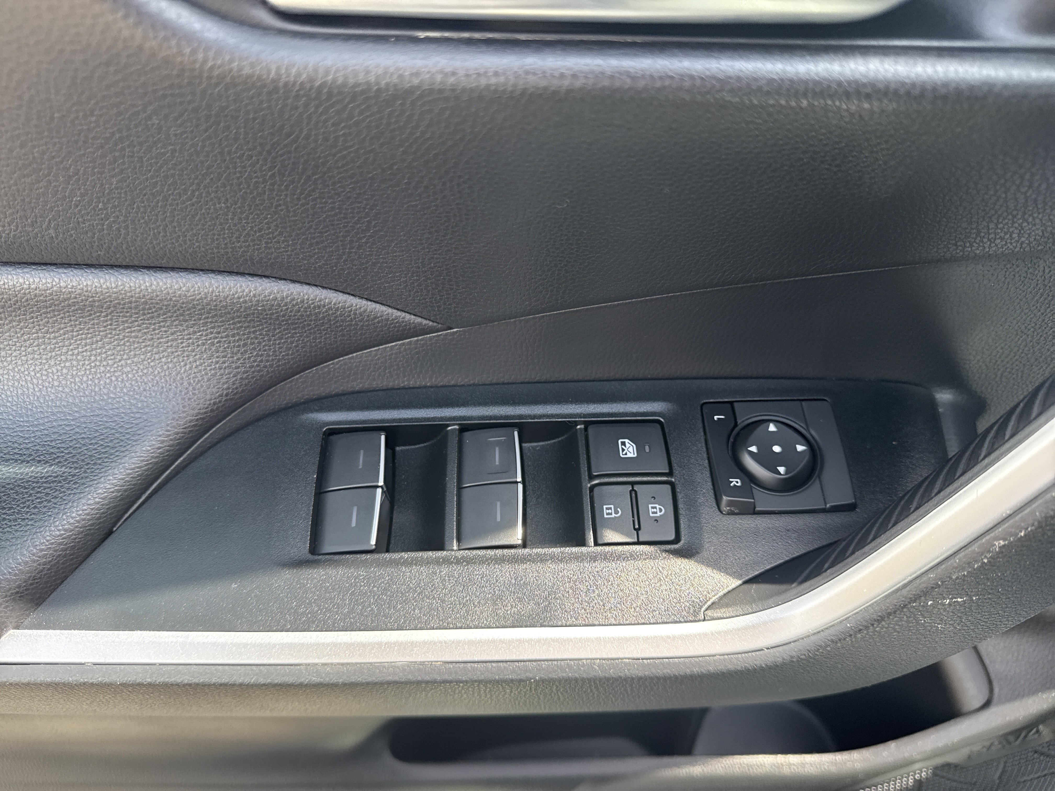 Used 2025 Toyota RAV4 XLE image 17