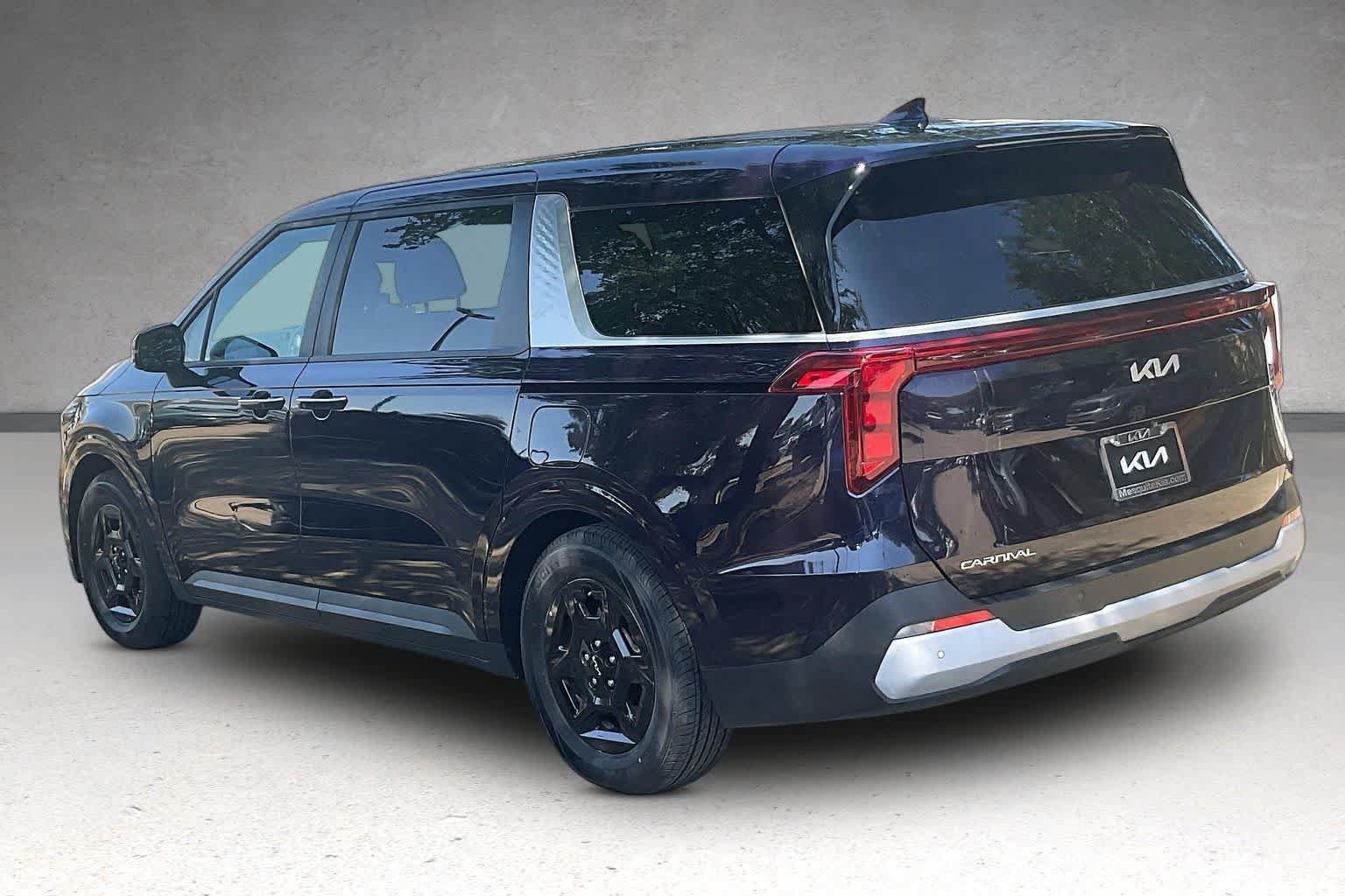 Certified 2025 Kia Carnival FWD image 4