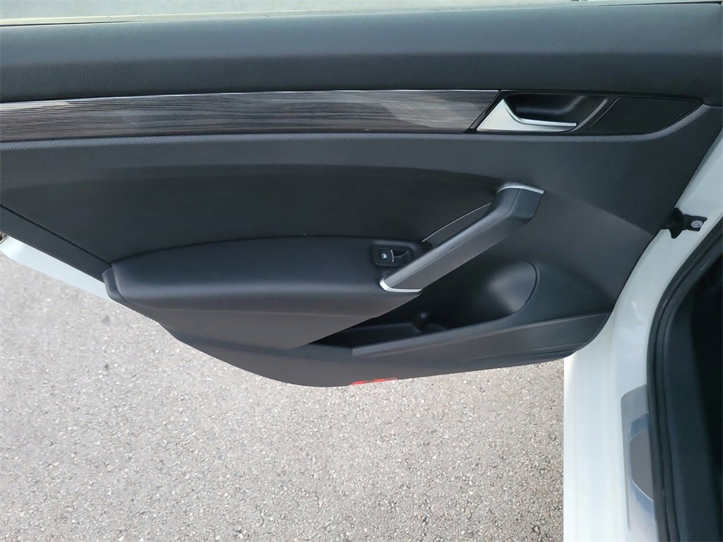 Certified 2022 Volkswagen Passat 2.0T R-Line image 11