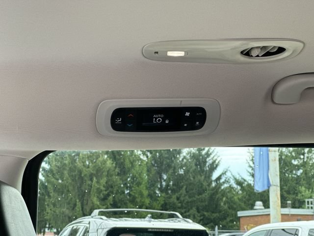Used 2023 Chrysler Pacifica Touring-L FWD image 24