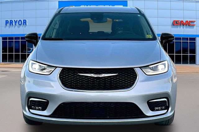 Used 2024 Chrysler Pacifica Touring-L image 2