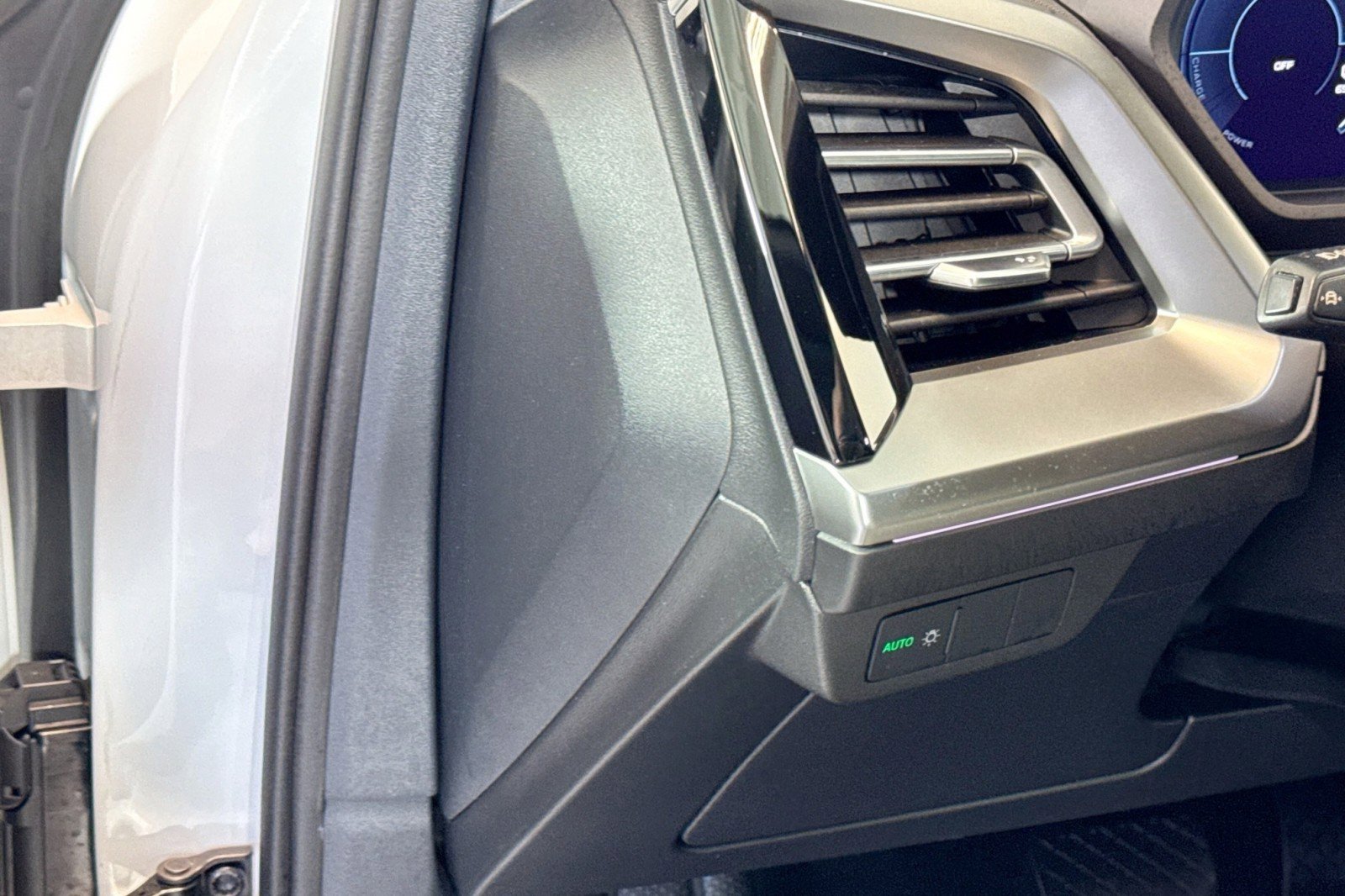 Used 2025 Audi Q4 e-tron Premium Plus image 10