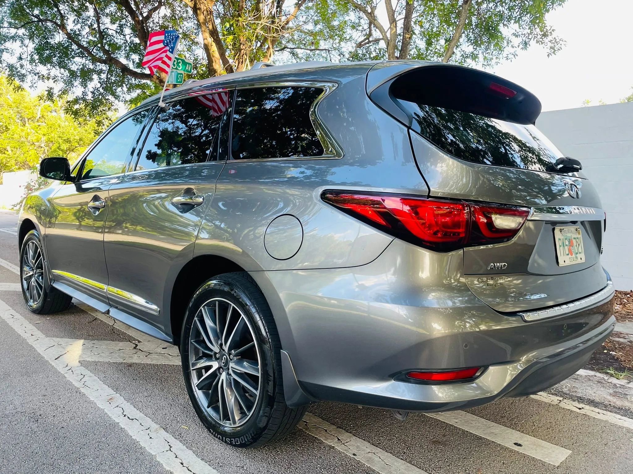 Used 2020 INFINITI QX60 Luxe w/ Sensory Package AWD/4WD image 3