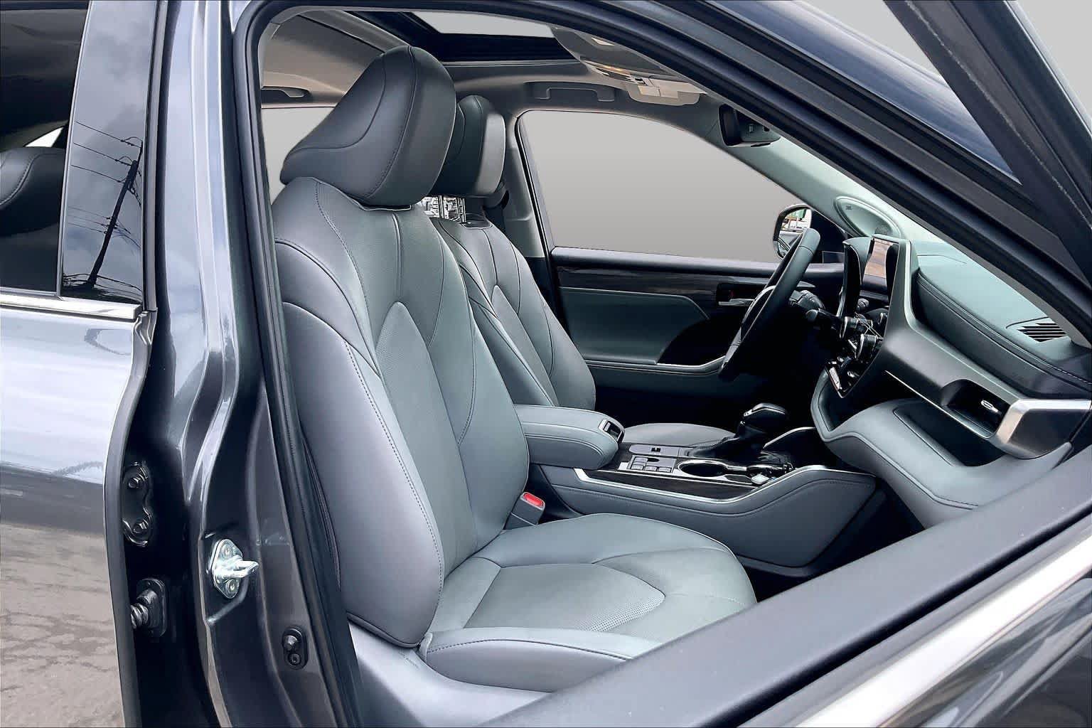 Used 2025 Toyota Highlander Limited FWD image 9