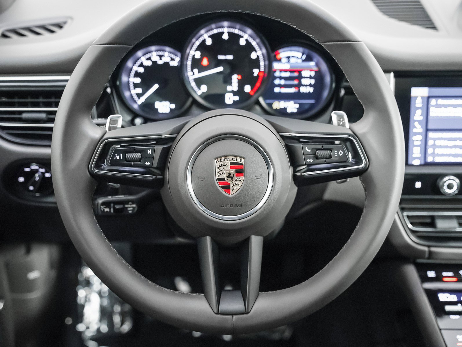 Certified 2025 Porsche Macan AWD/4WD image 17