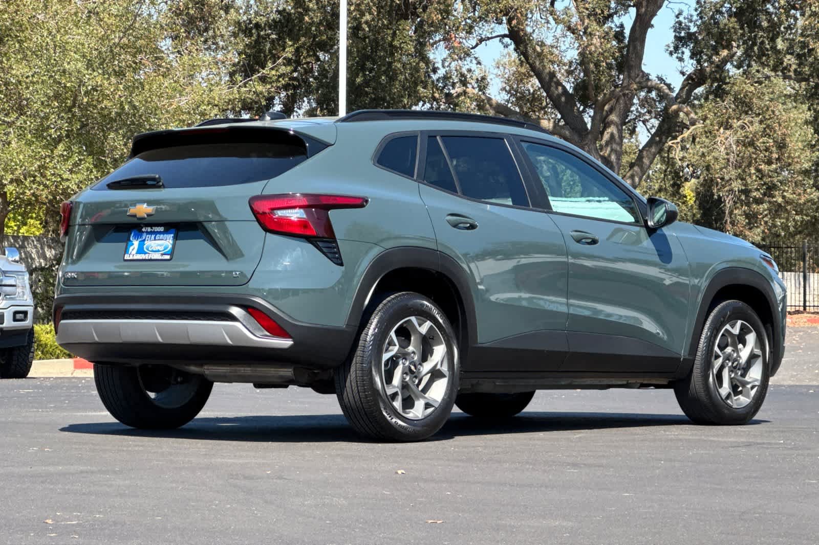 Used 2025 Chevrolet Trax LT FWD image 2