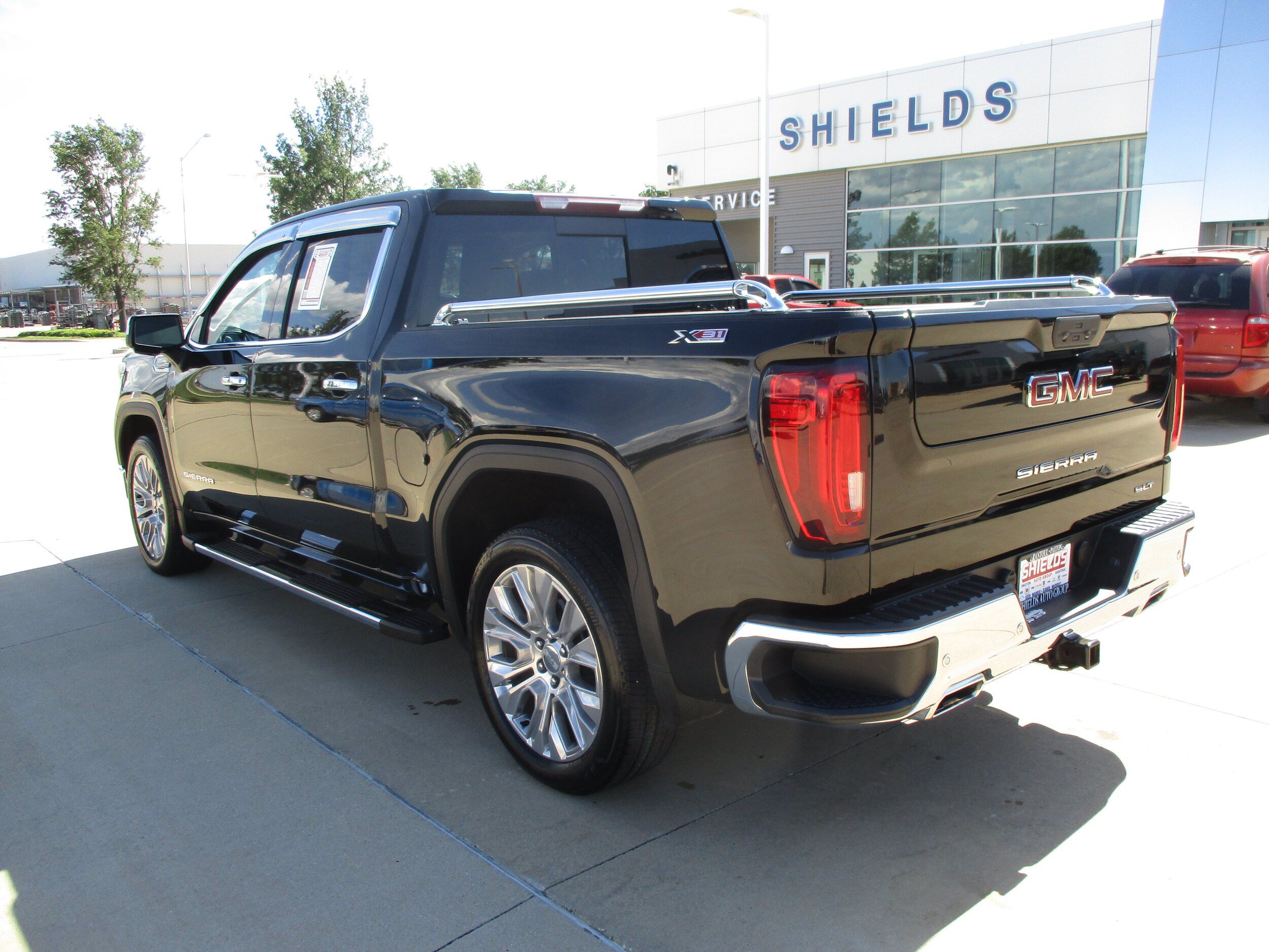 Used 2019 GMC Sierra 1500 SLT w/ SLT Premium Plus Package AWD/4WD image 4