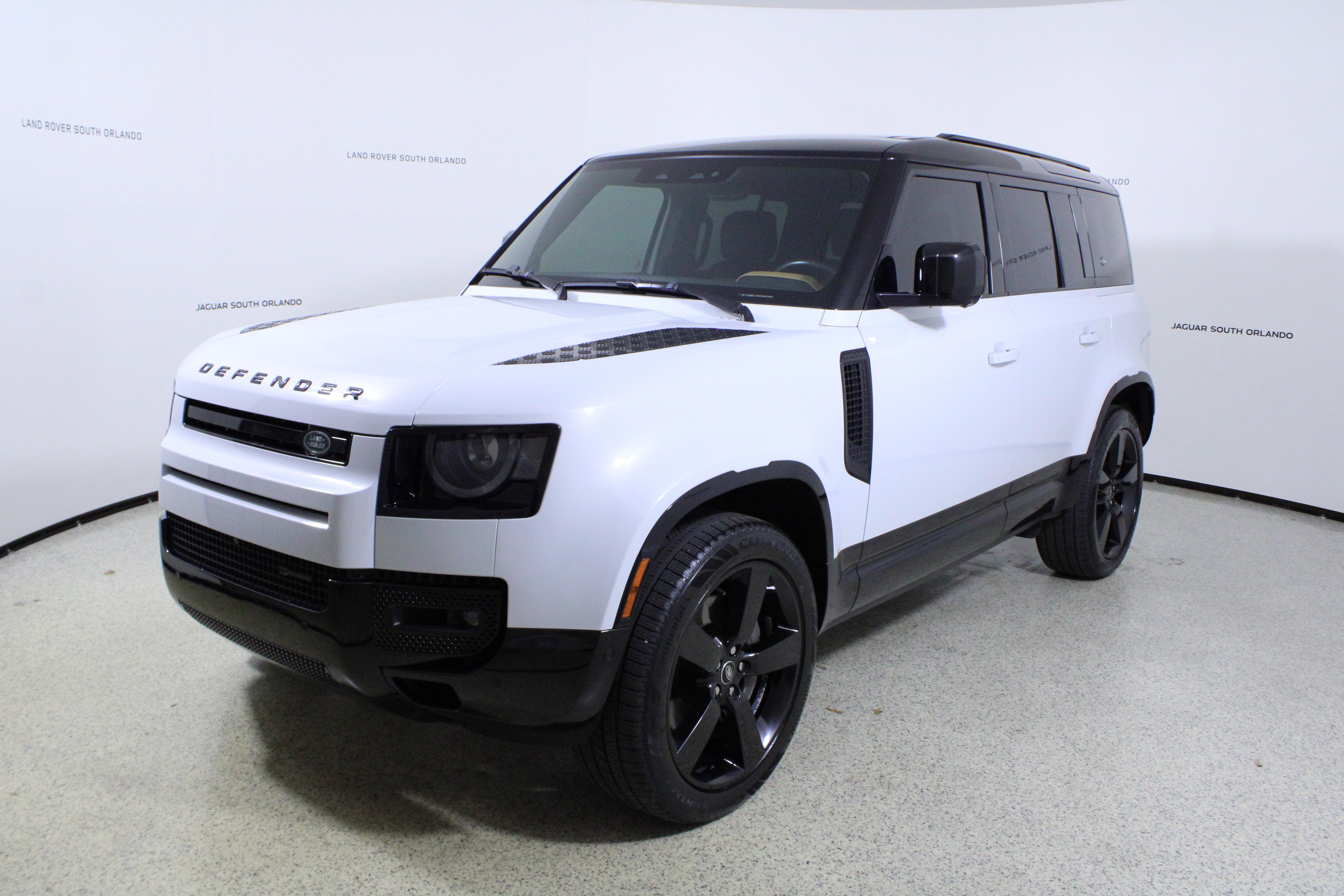Used 2023 Land Rover Defender 110 X-Dynamic SE AWD/4WD image 4