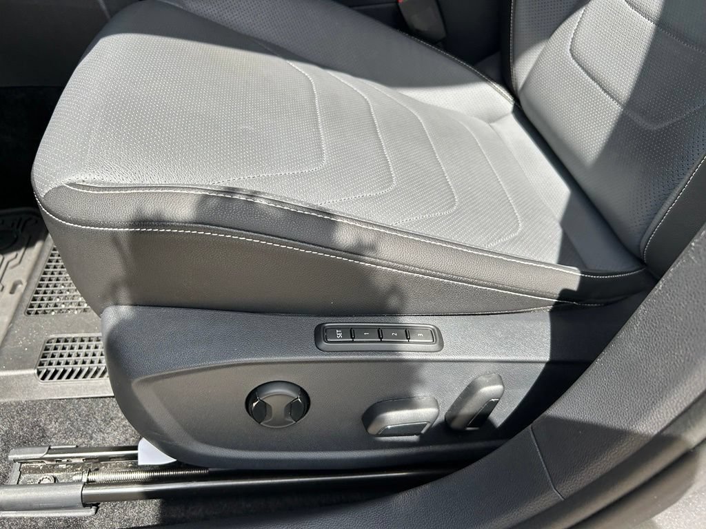 Used 2025 Volkswagen Jetta SEL FWD image 44