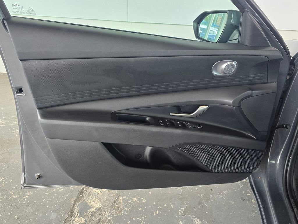Used 2025 Hyundai Elantra SE FWD image 29