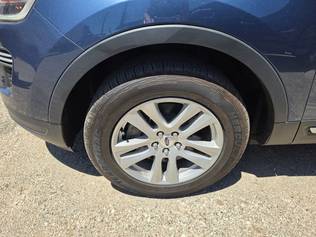 Used 2018 Ford Explorer XLT AWD/4WD image 3
