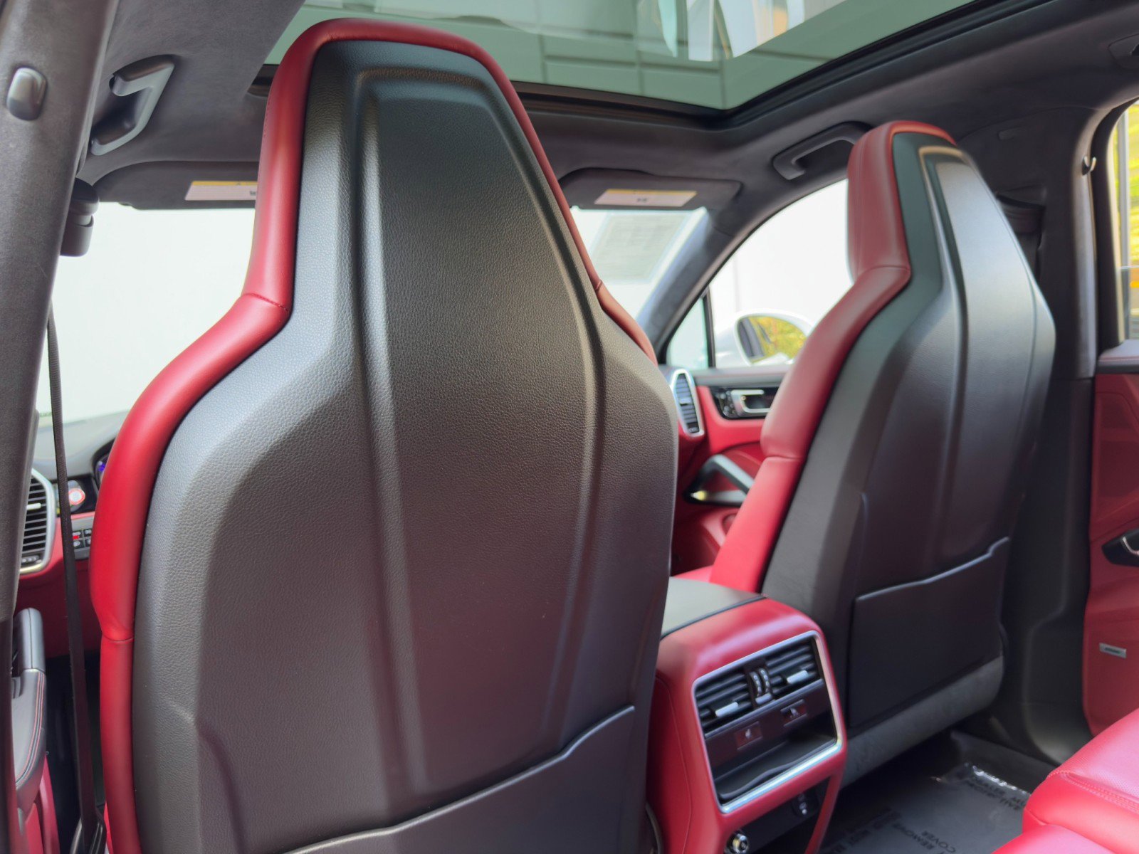 Used 2020 Porsche Cayenne Turbo image 39