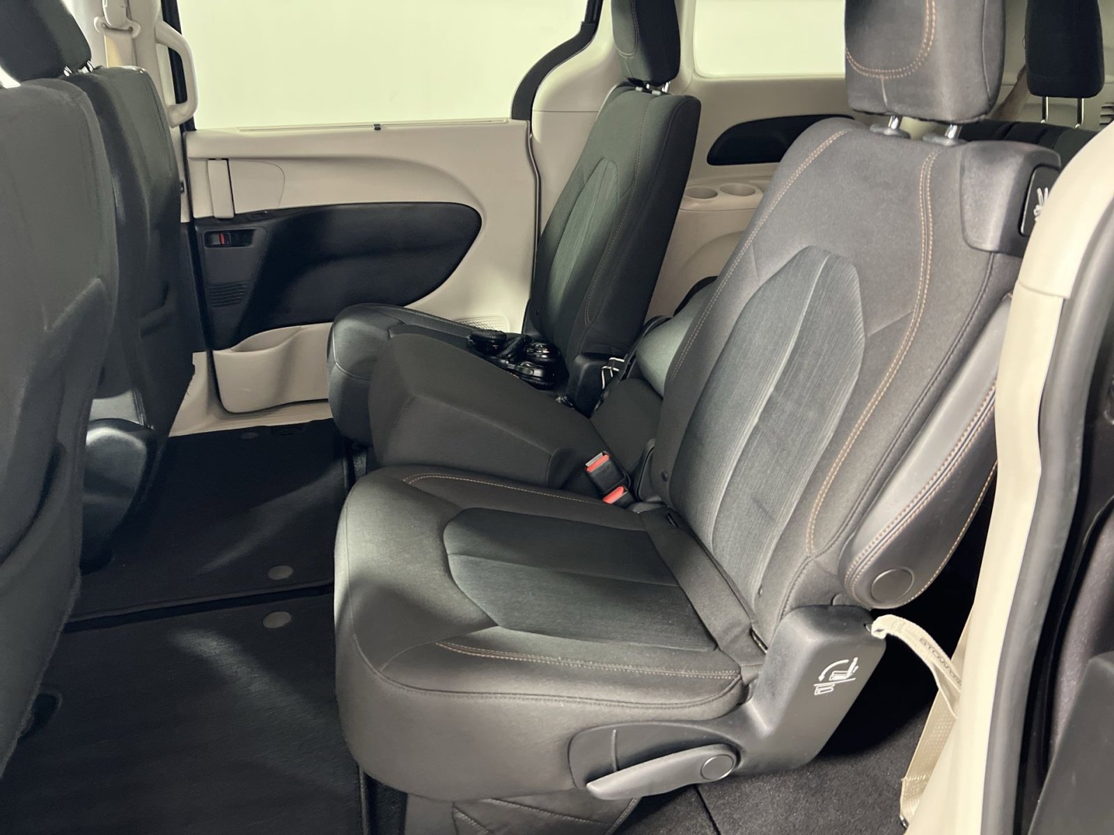 Used 2019 Chrysler Pacifica Touring Plus w/ Tire & Wheel Group FWD image 26