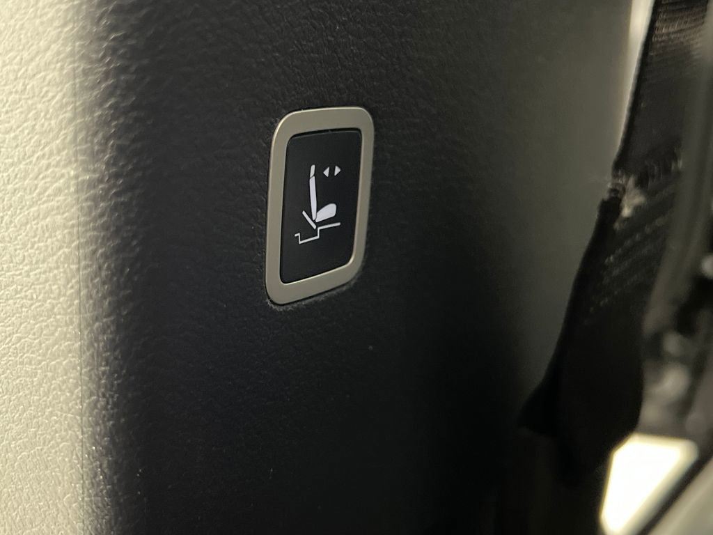 Used 2025 Chrysler Pacifica Limited image 18