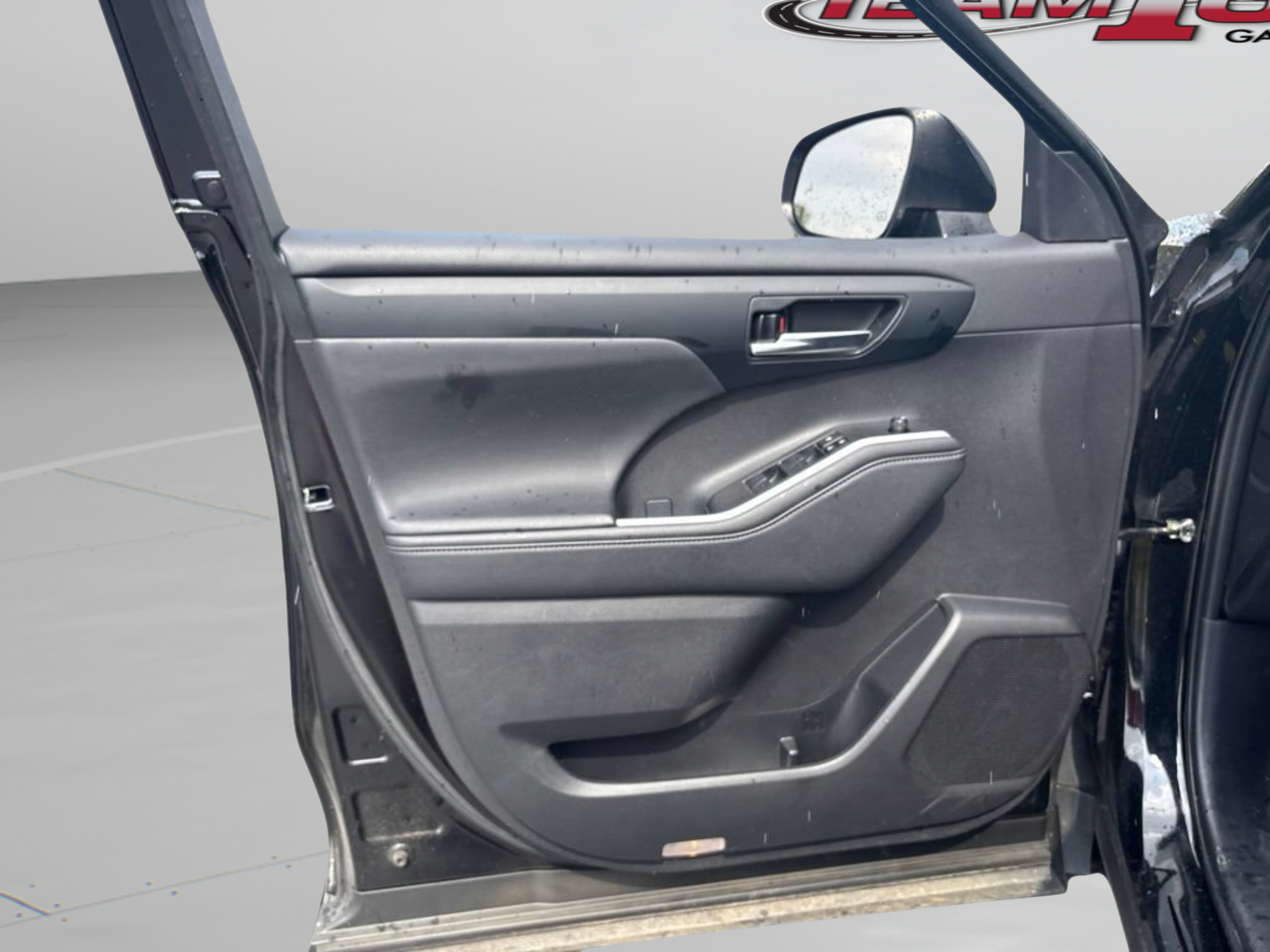 Used 2024 Toyota Highlander XLE FWD image 19