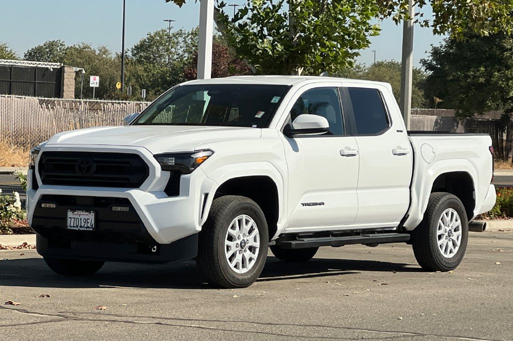 Certified 2025 Toyota Tacoma SR5 AWD/4WD image 10