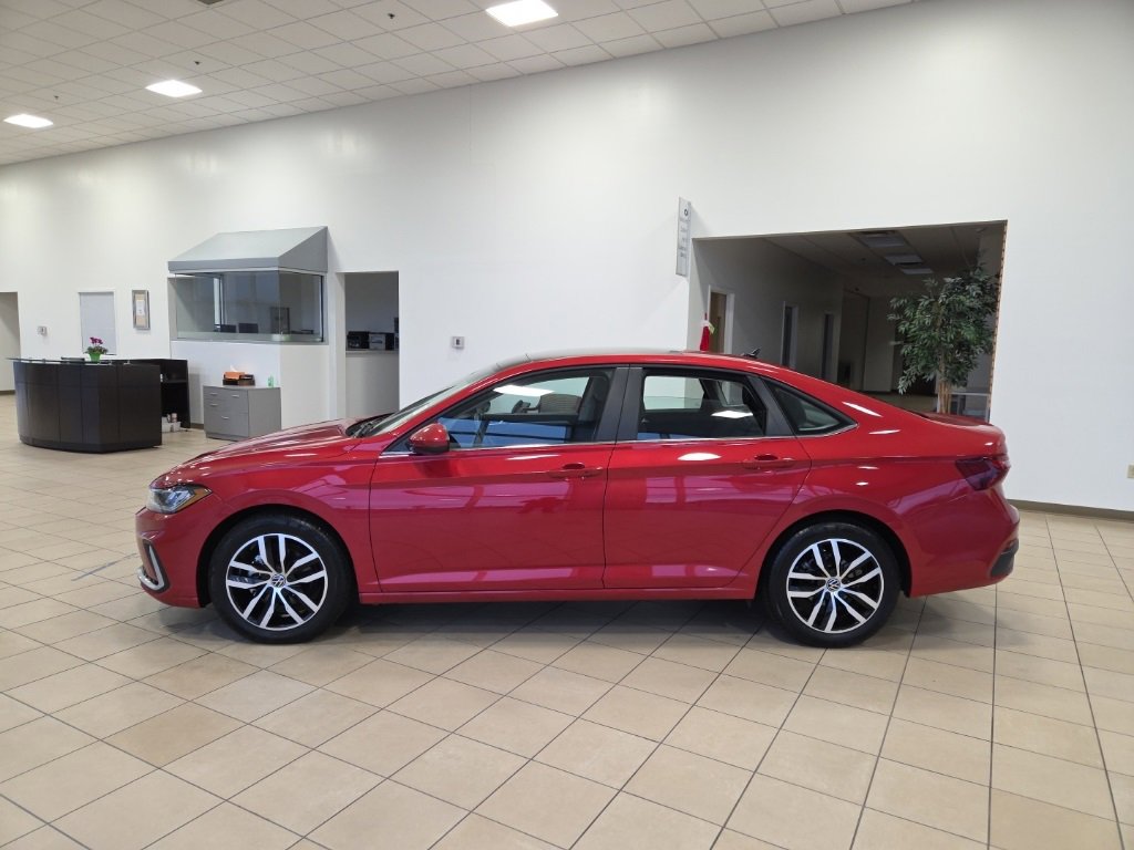 Used 2025 Volkswagen Jetta SE w/ Sunroof Package image 2