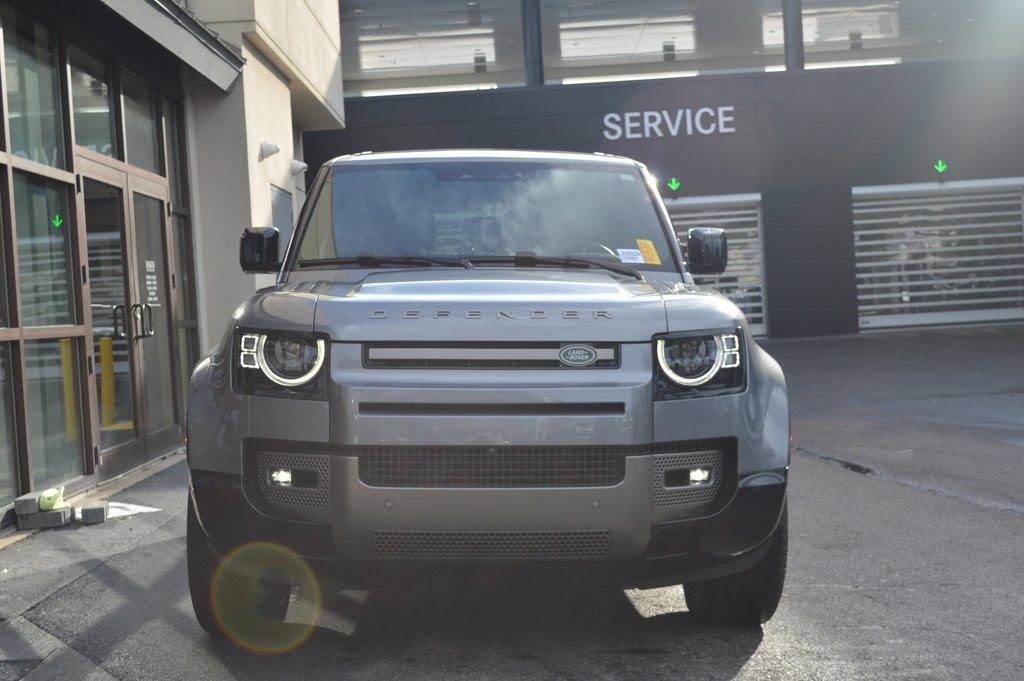 Used 2024 Land Rover Defender 90 X-Dynamic SE image 3