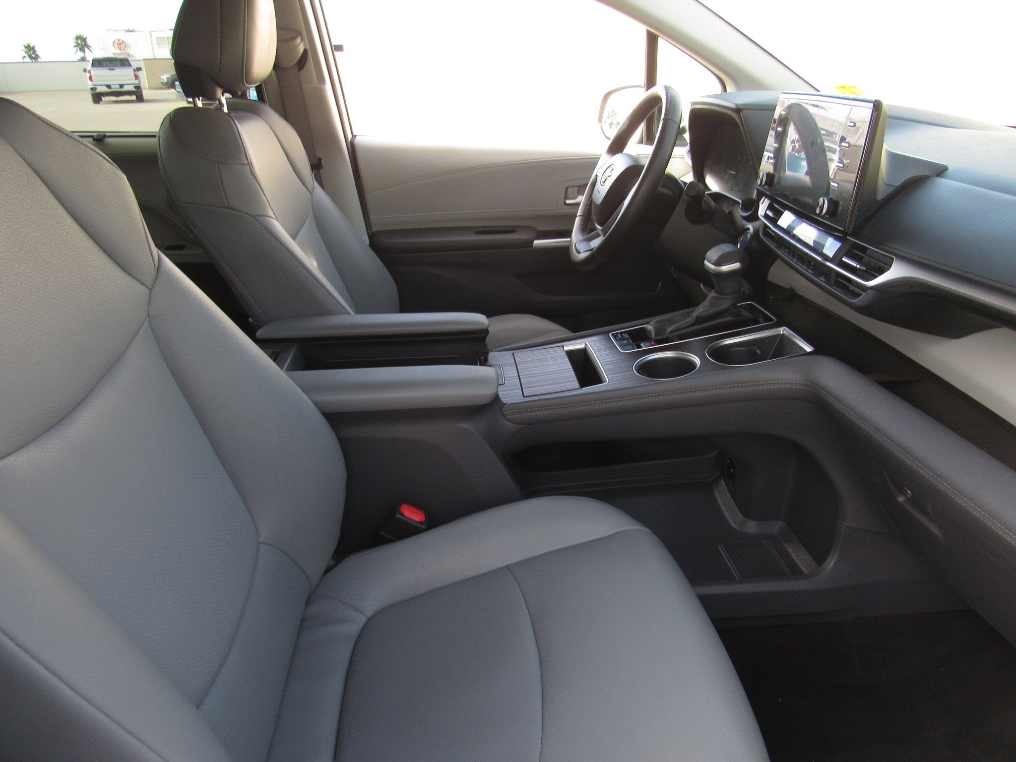 Used 2024 Toyota Sienna XLE image 9