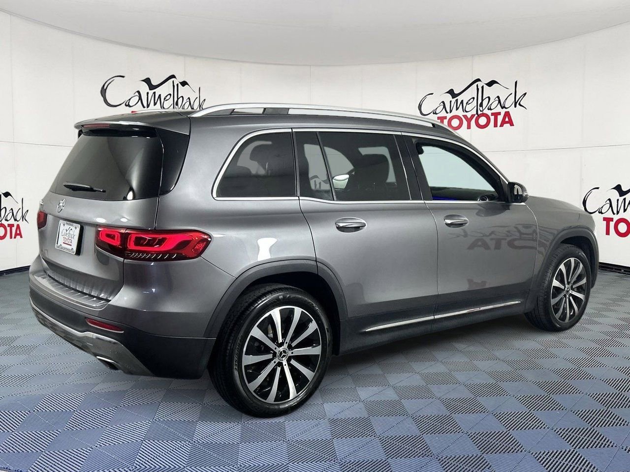 Used 2023 Mercedes-Benz GLB 250 w/ Premium Package image 7