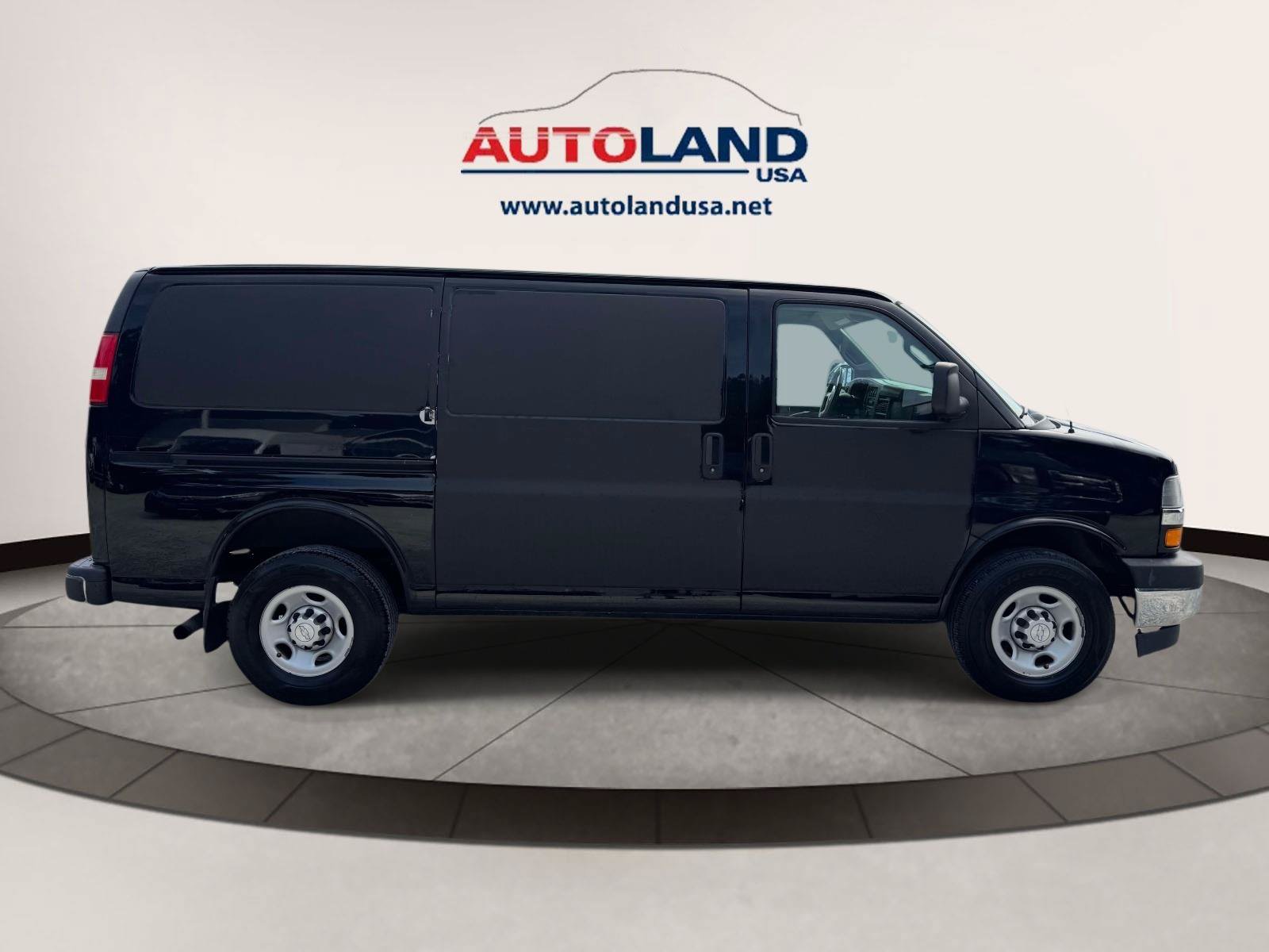 Used 2018 Chevrolet Express 2500 w/ Driver Convenience Package RWD image 3