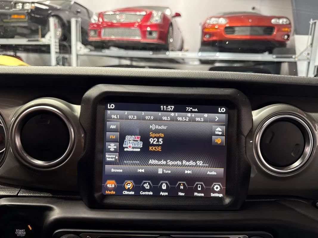 Used 2023 Jeep Gladiator Overland w/ Cold Weather Group AWD/4WD image 14