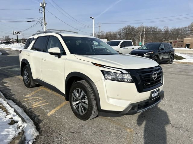 Used 2024 Nissan Pathfinder SL w/ Black Appearance Package image 2