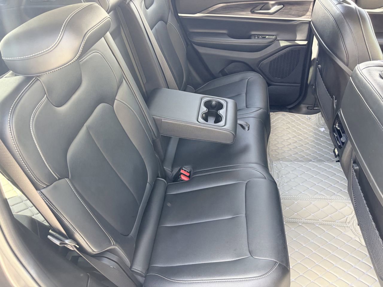 Used 2023 Jeep Grand Cherokee Limited AWD/4WD image 13