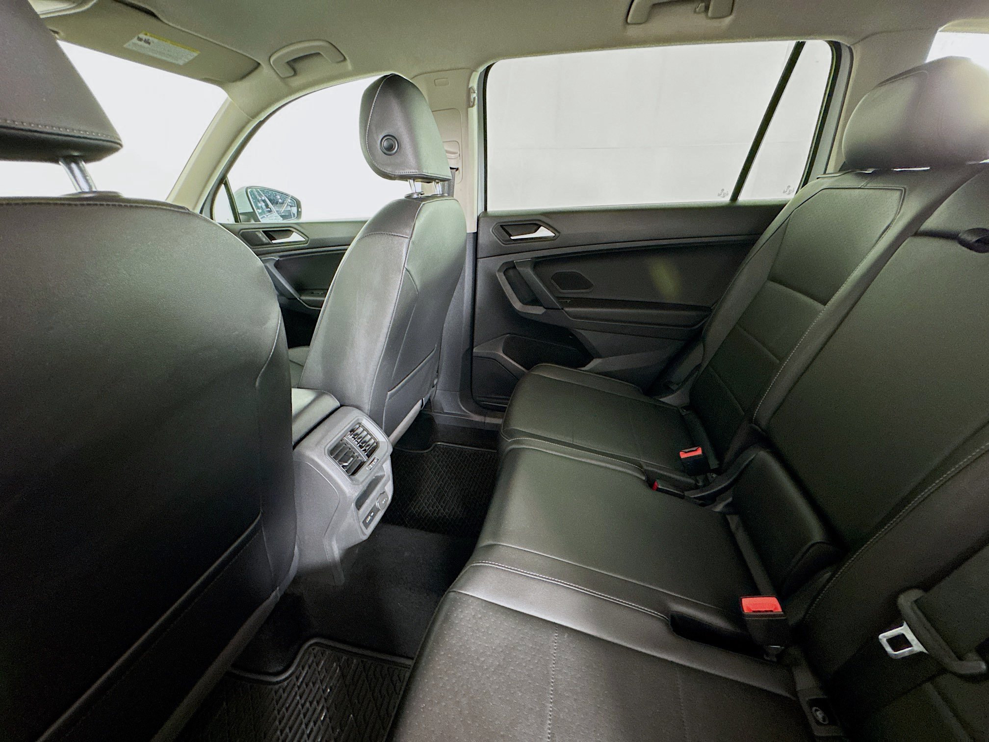 Used 2020 Volkswagen Tiguan SE FWD image 23
