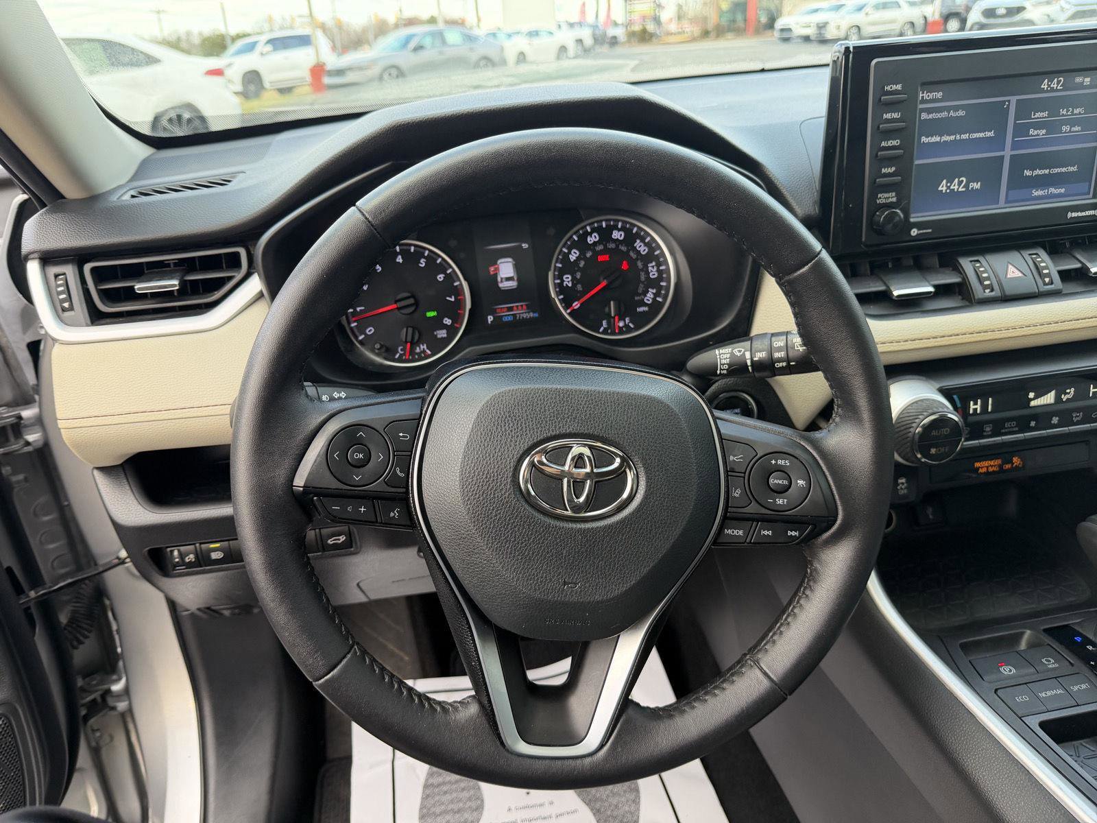 Used 2021 Toyota RAV4 XLE Premium image 17