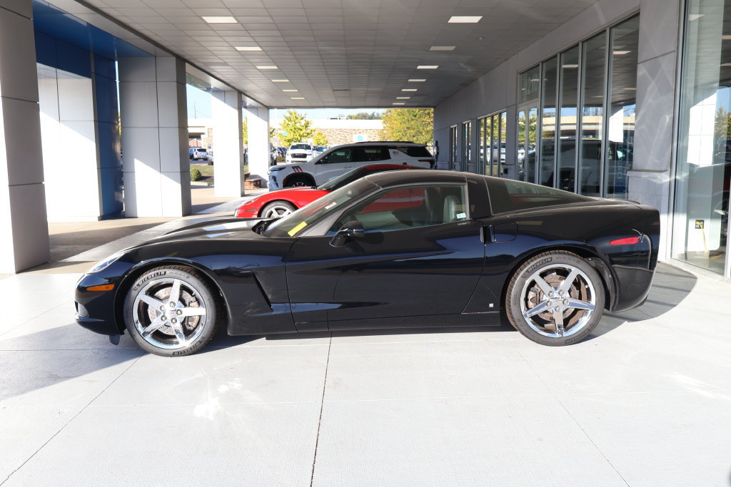 Used 2007 Chevrolet Corvette Coupe w/ Preferred Equipment Group RWD image 4
