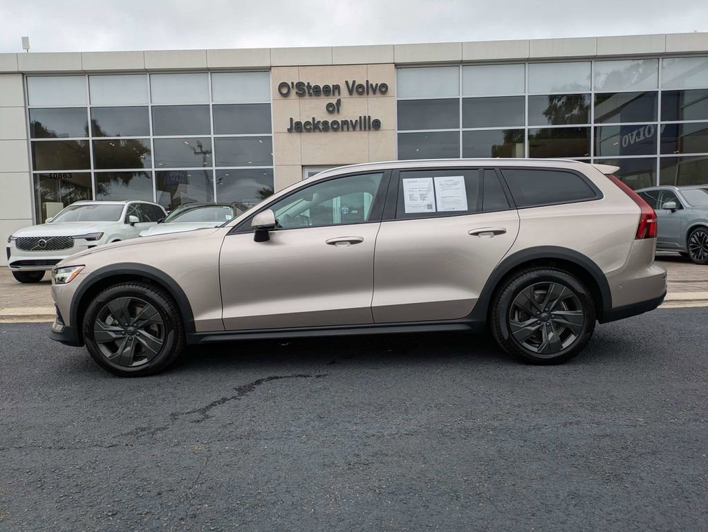 Used 2023 Volvo V60 B5 Cross Country Plus w/ Protection Package Premier AWD/4WD image 3