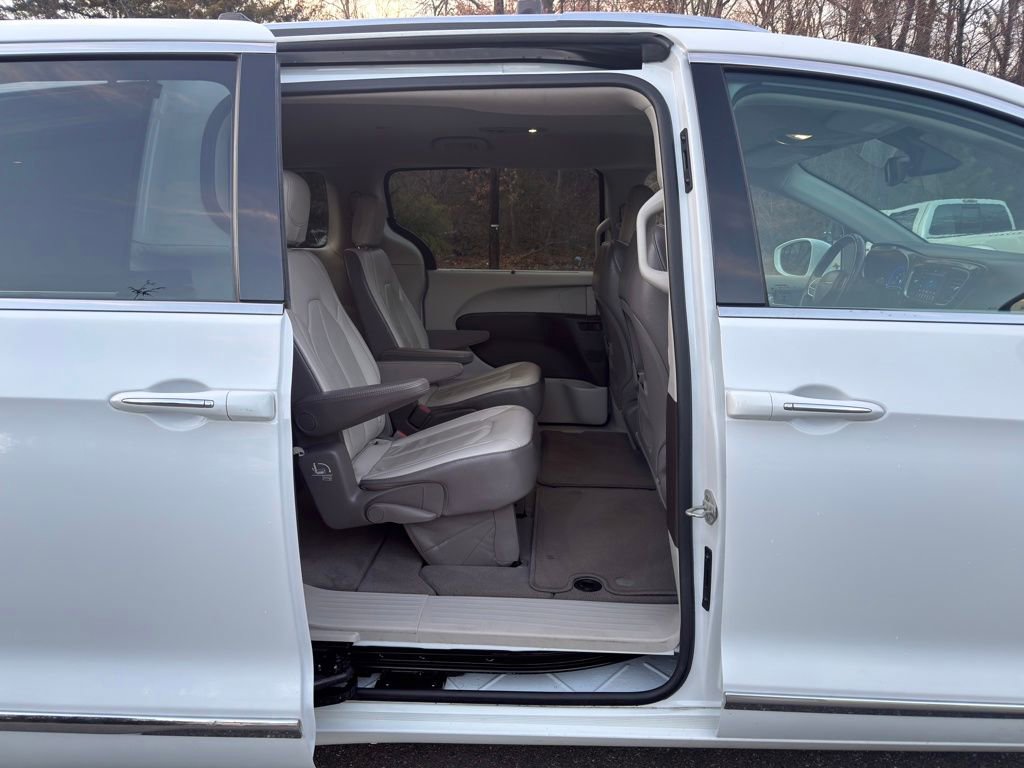 Used 2018 Chrysler Pacifica Touring-L FWD image 25
