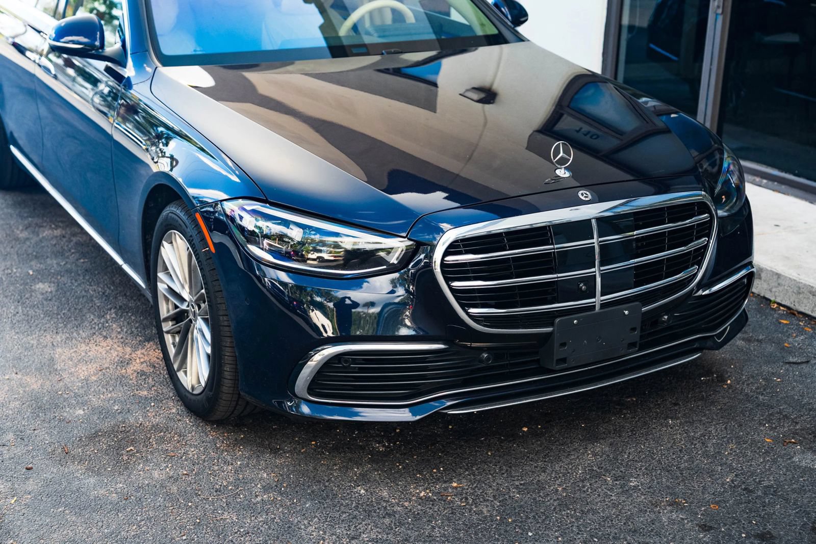 Used 2023 Mercedes-Benz S 580 4MATIC Sedan image 3