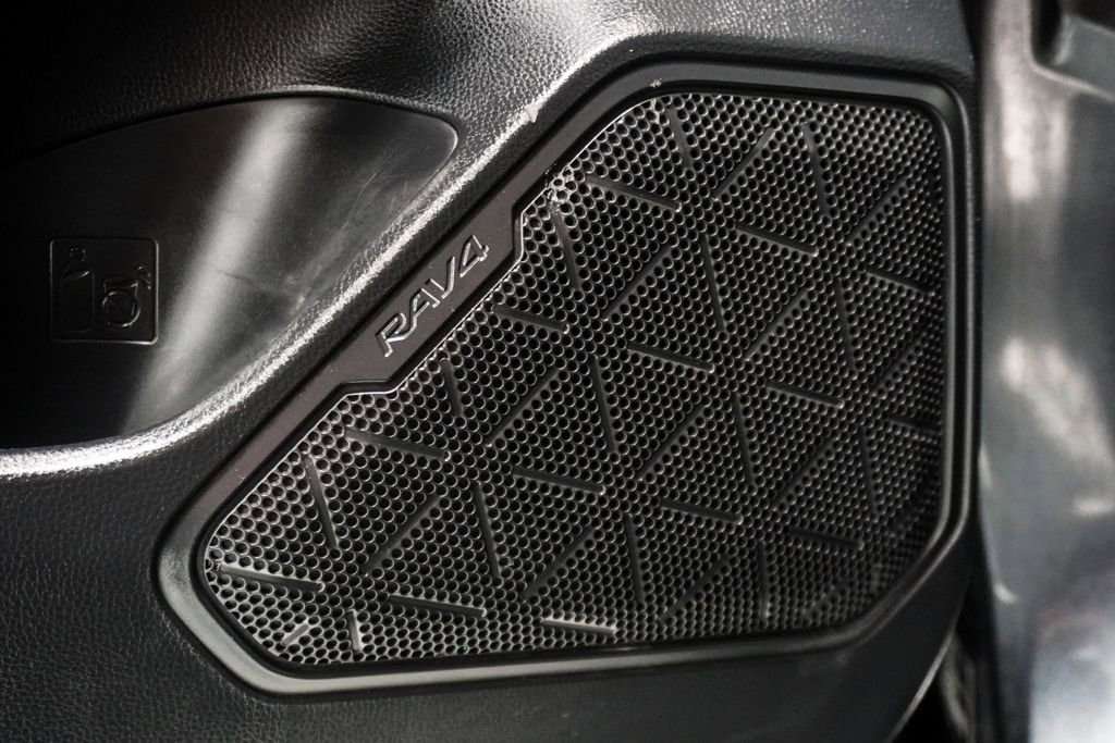 Used 2020 Toyota RAV4 LE image 8