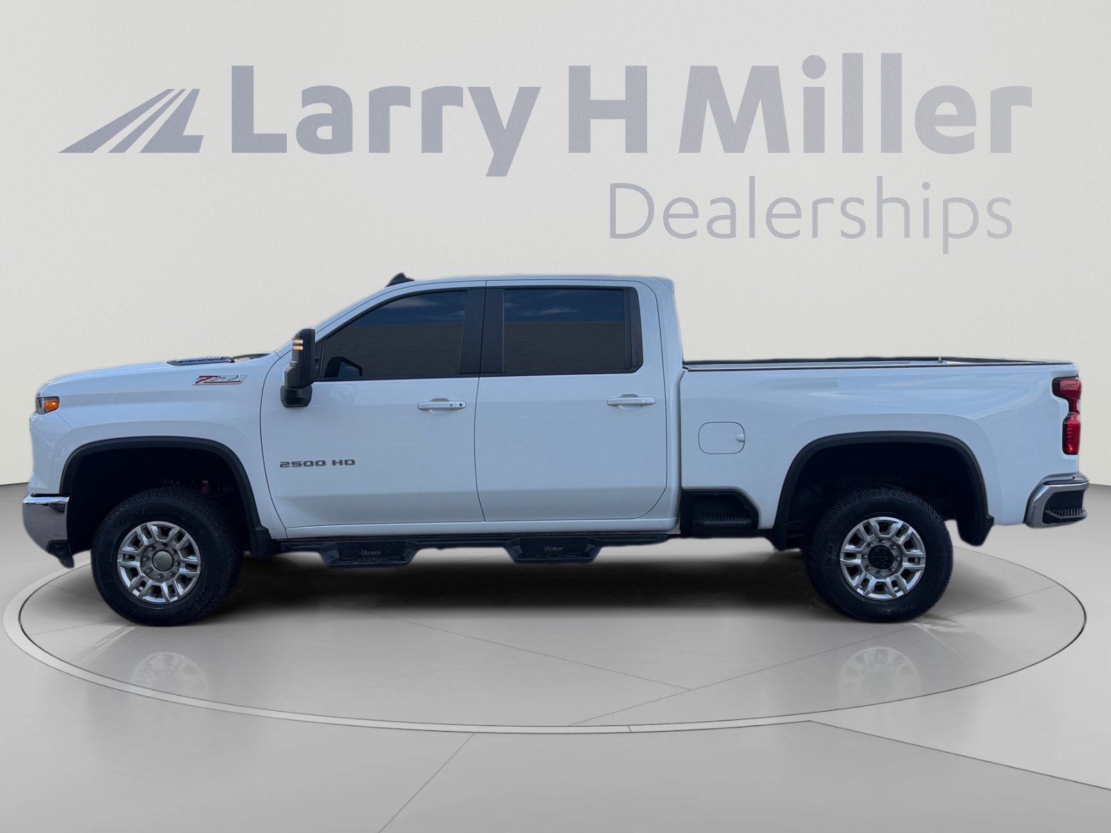 Used 2024 Chevrolet Silverado 2500 LT w/ Convenience Package AWD/4WD image 2