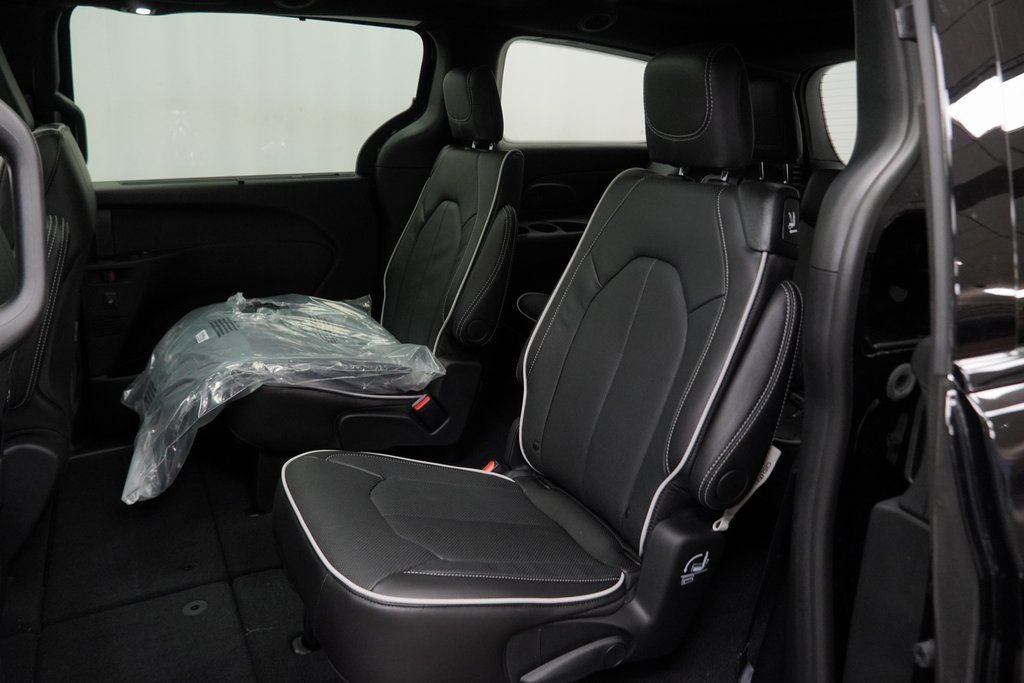 New 2026 Chrysler Pacifica Limited w/ S Appearance Package image 17
