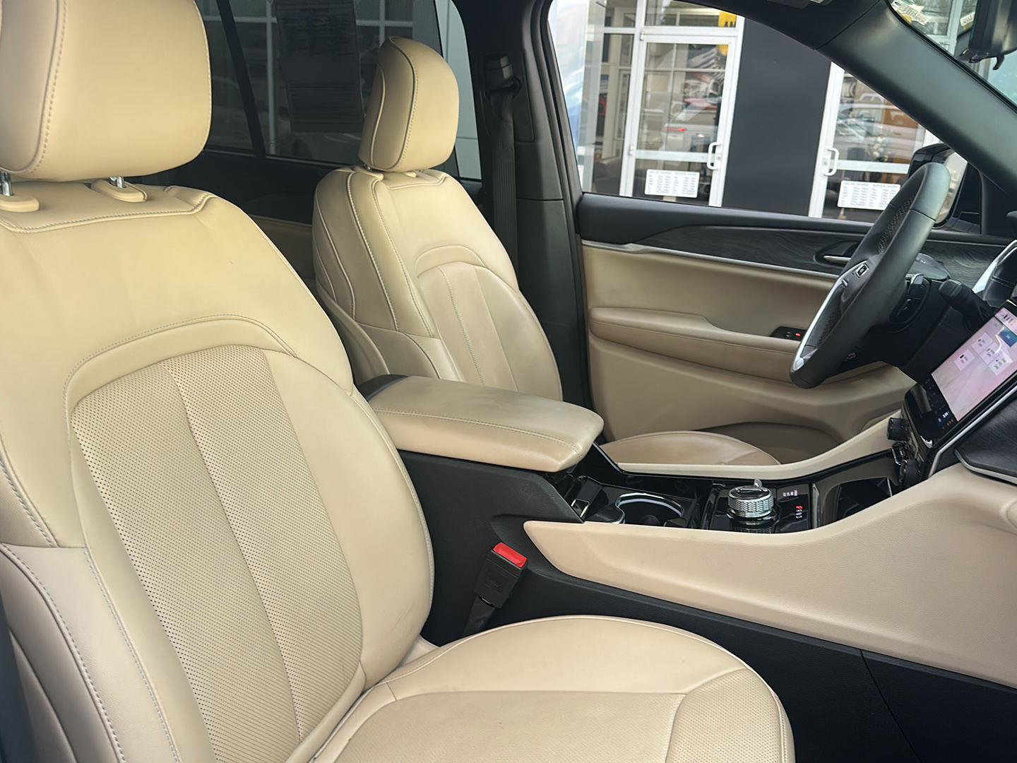 Used 2023 Jeep Grand Cherokee Limited w/ Luxury Tech Group II image 5