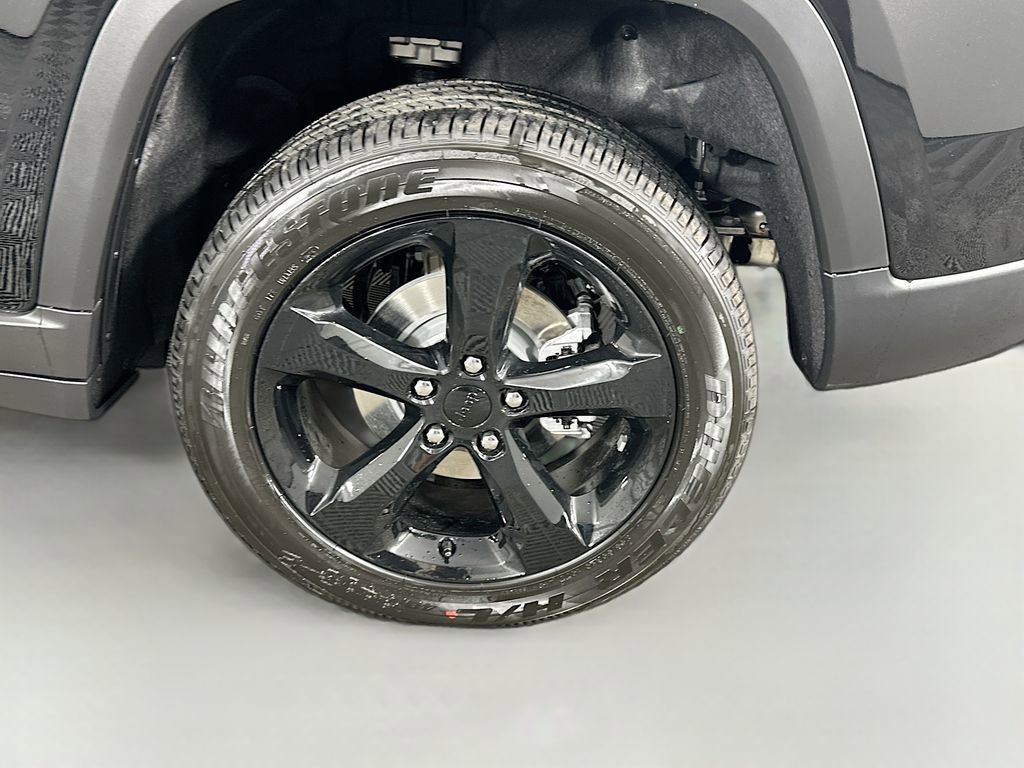 New 2025 Jeep Grand Cherokee Altitude image 17