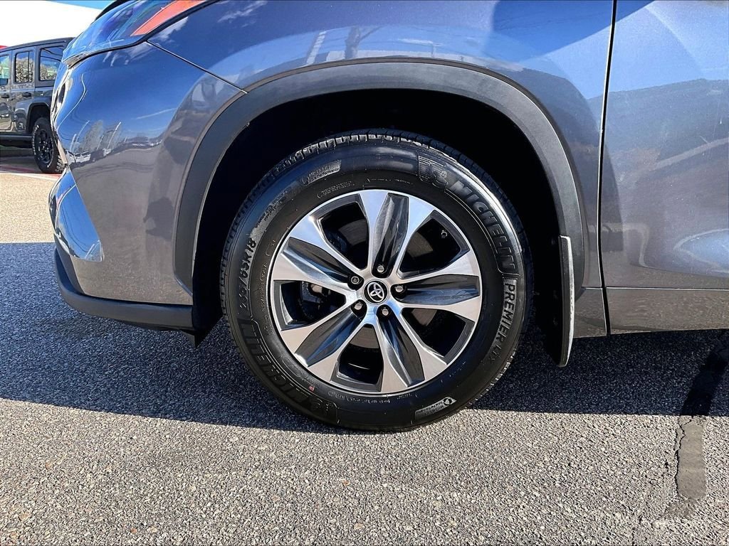 Used 2023 Toyota Highlander XLE AWD/4WD image 7