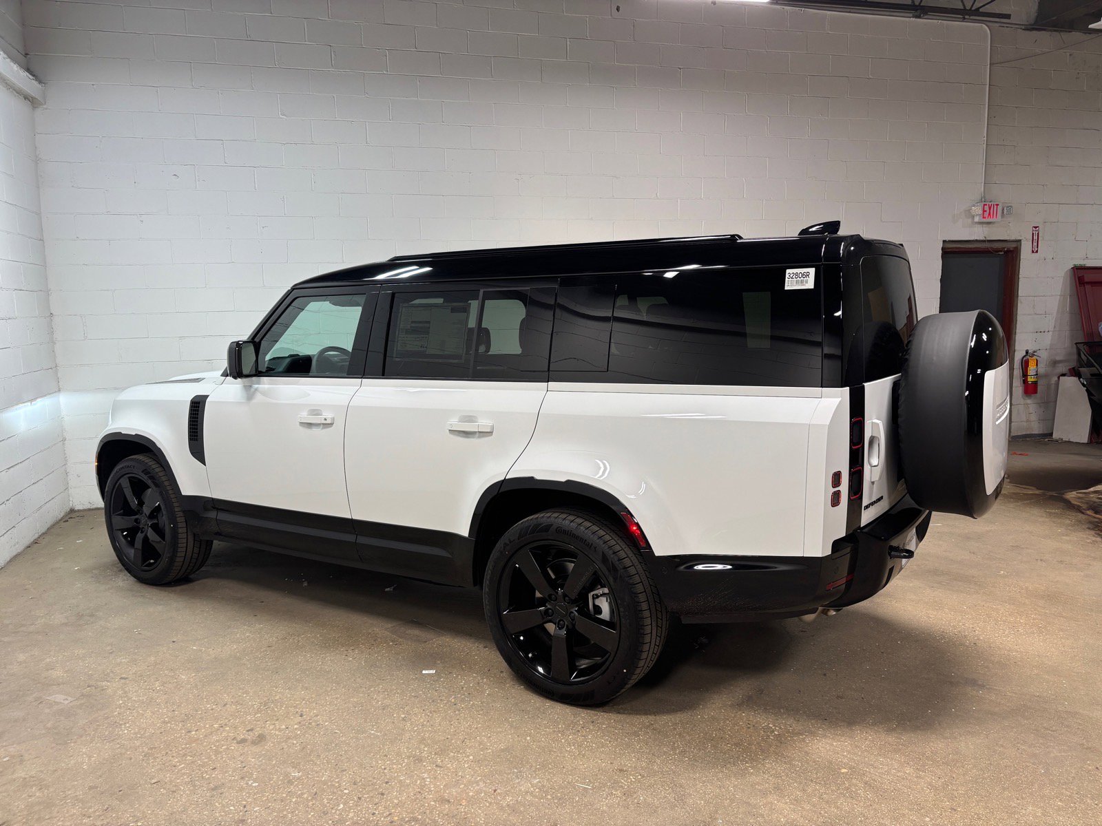 New 2026 Land Rover Defender 130 X-Dynamic SE AWD/4WD image 10