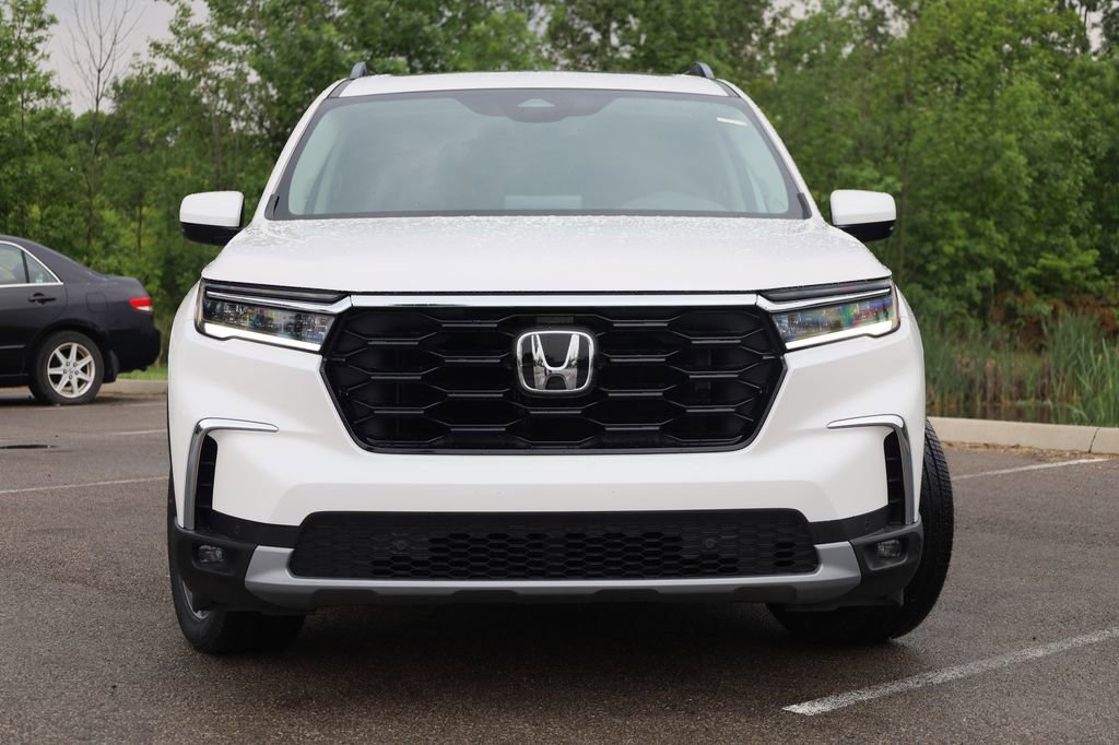 New 2025 Honda Pilot Touring image 2