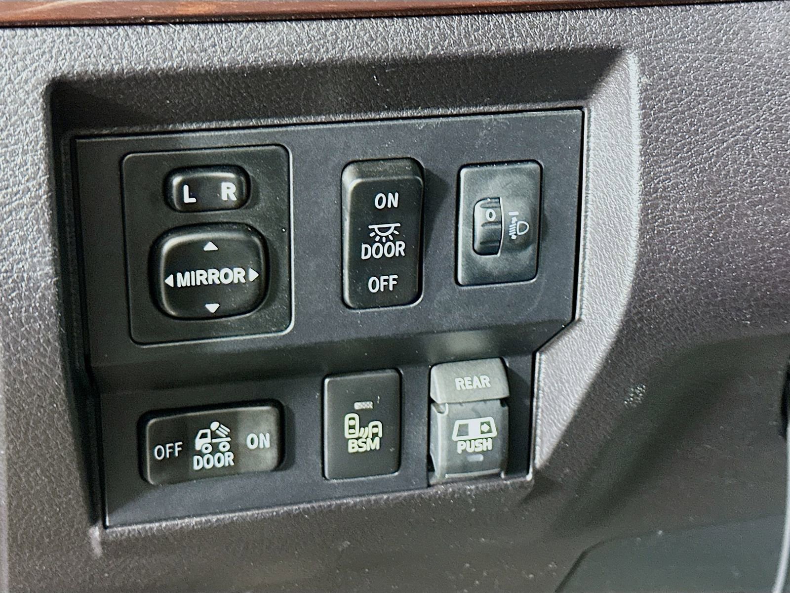 Used 2016 Toyota Tundra Limited w/ Limited Premium Package AWD/4WD image 10